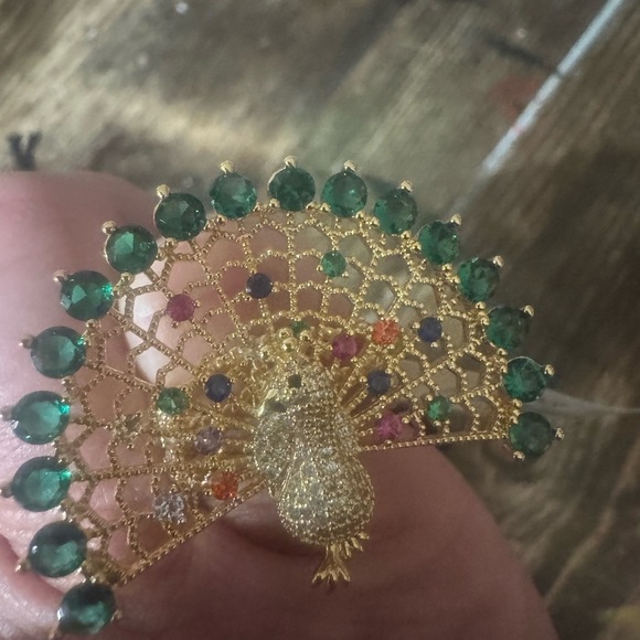 Super fun & fabulous Gold &Green Peacock Ring! Add some flair to your fashion🦚 - Picture 2 of 8